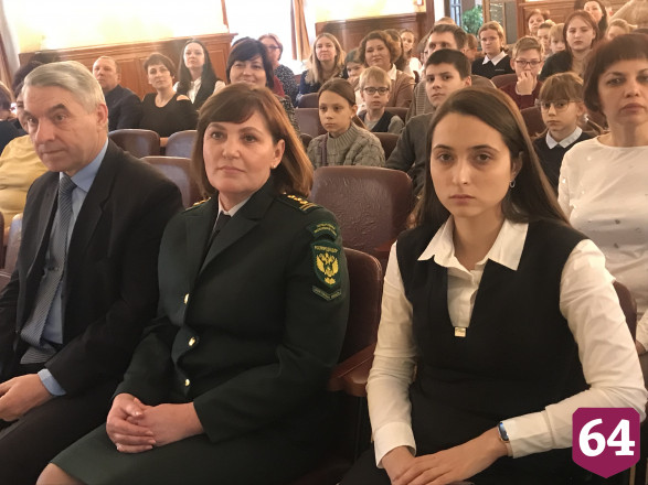 Саратовским призерам экопремии вручили ноутбуки и смарт-часы