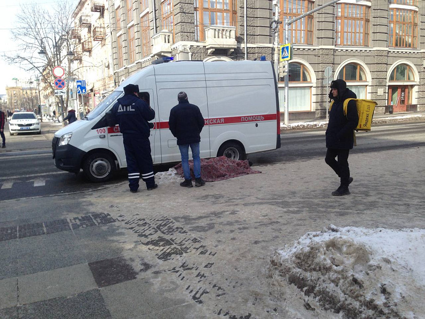 На улице в центре Саратова умер мужчина