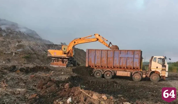 Тушение мусора на полигоне в Энгельсе продолжалось всю ночь