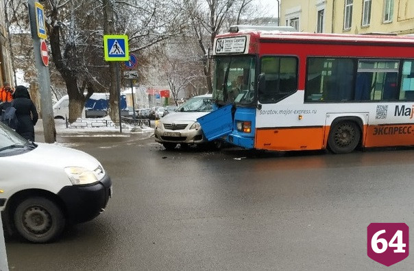 На Московской дорогу не поделили Toyota и автобус с пассажирами 