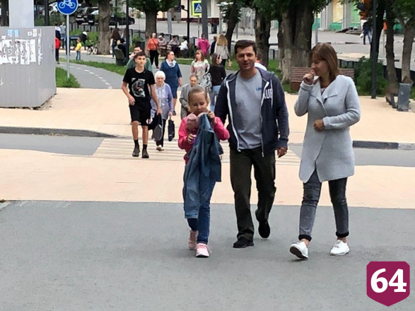 Жители Саратова проводят вечер на прогулках без масок