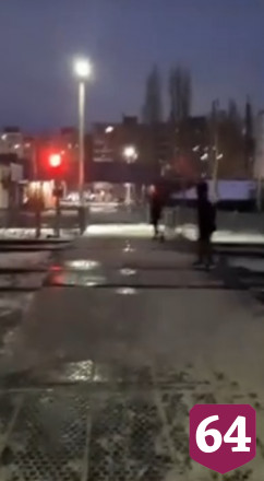 В Саратове дети устроили смертельно опасные игры перед тепловозом