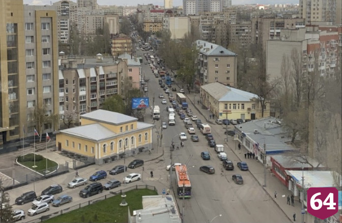 Жители Саратова проводят вечер вторника в 8-балльных пробках