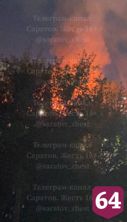 В Саратове крупный пожар уничтожил двухквартирный дом