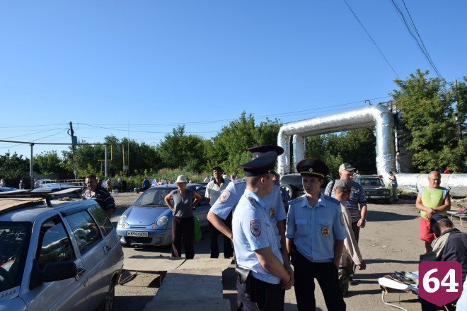 Чиновники с полицейскими пытались разогнать стихийный рынок в Саратове 