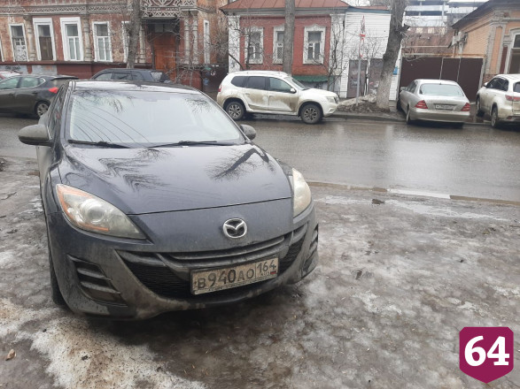 Саратовцев возмутил припарковавшийся на газоне автохам
