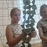 Школьница из Саратова с бабушкой плетет для фронта маскировочные сети 