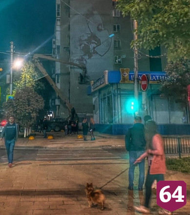 Стену саратовской высотки украсит граффити с девушкой в маске 