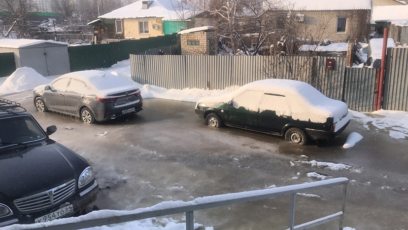 В Саратове автомобили вмерзли в канализационные стоки