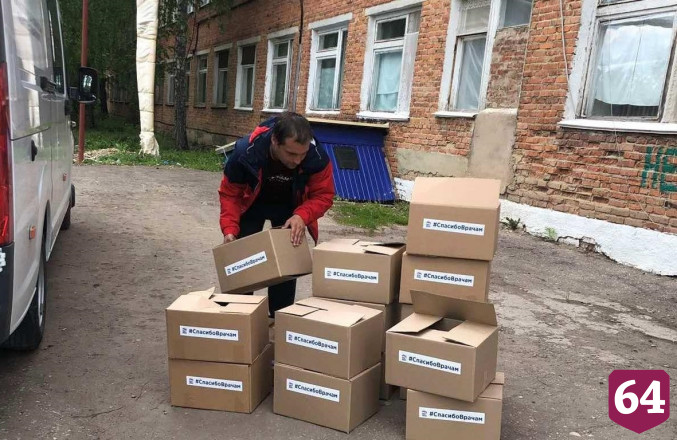 Саратовские волонтеры передали медикам наборы к чаю