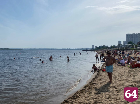 Туристов из Москвы шокировал полуголый курьер в Саратове