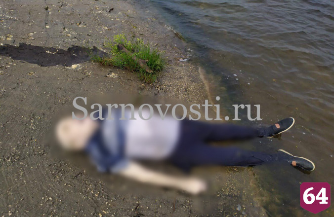 Пожилой мужчина упал с моста в Волгу и погиб