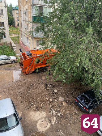 Мусоровоз провалился в коммунальную яму 