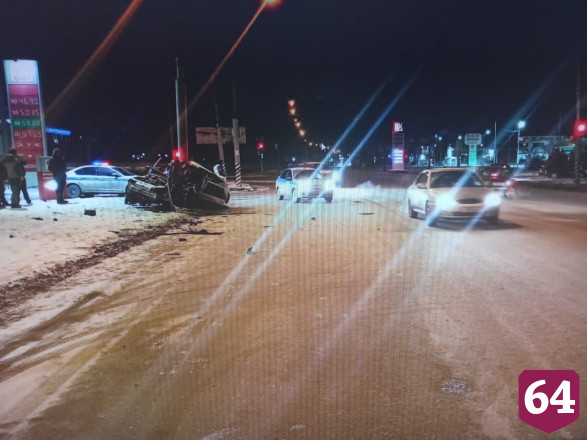 В Энгельсе автомобиль протаранил столб