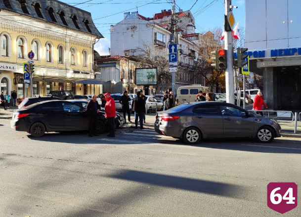В центре Саратова иномарки не поделили перекресток 
