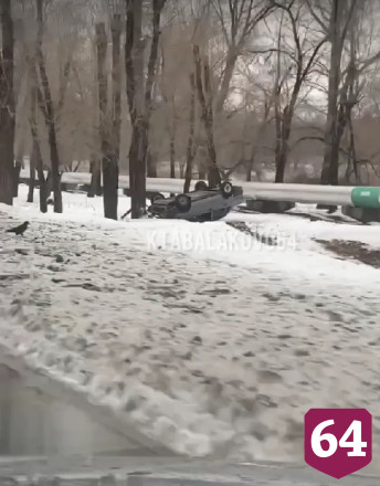 Автомобиль пролетел между деревьями и опрокинулся на крышу