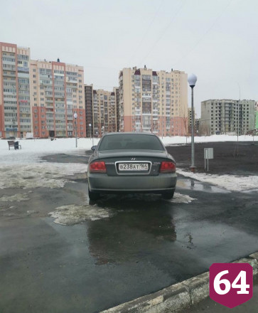 Жителей Саратова возмутили автохамы на территории парка