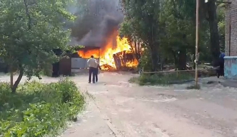 В Саратове пожарные тушили сараи