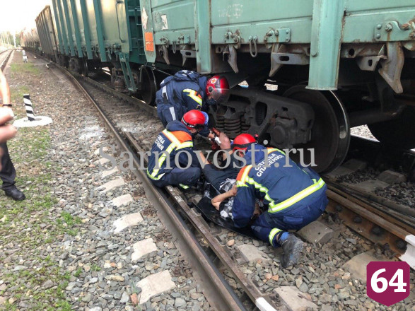 В Саратове попавшему под поезд мужчине отрезало ногу