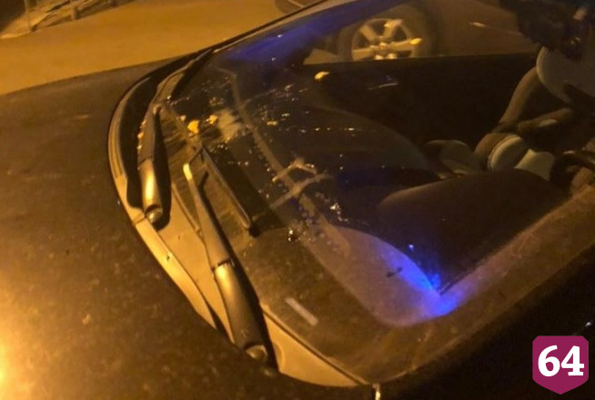В Саратове вандалы забросали автомобили яйцами и порезали шины