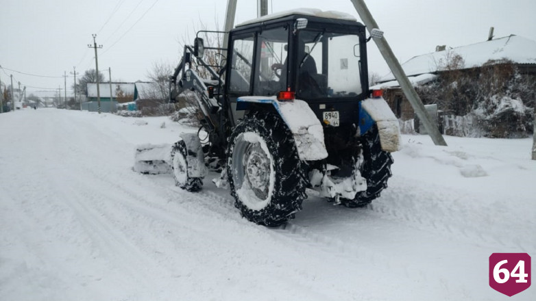 Снег в Саратовской области убирает 921 спецмашина 