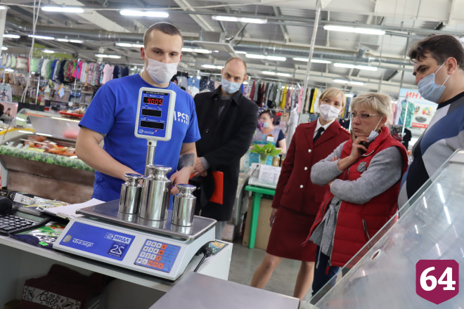 Специалисты ЦСМ проверили весы на рынке в Саратове
