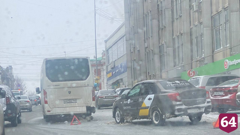 Столкновение такси с маршруткой спровоцировало пробку в центре Саратова