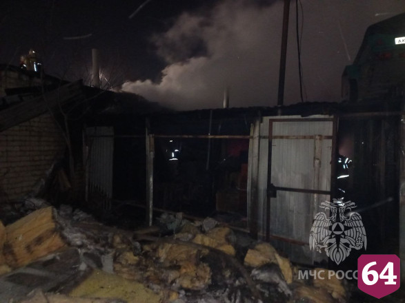В Саратове горели склады с древесиной