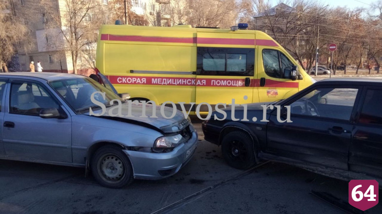 В Саратове после столкновения на Азина госпитализирована горожанка