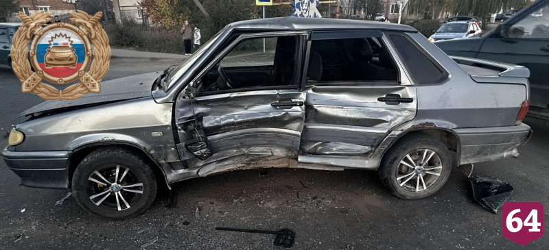 «Ладу» смяло в ДТП с кроссовером в Саратовской области
