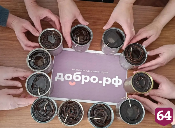 Саратовские соцработники изготовили окопные свечи для бойцов