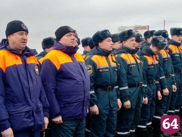 Саратовские спасатели в присутствии губернатора достали из воды рыбаков 