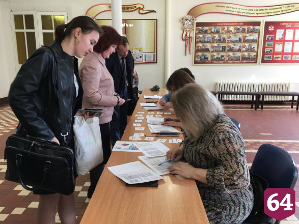 В Саратове родители выпускников сдали ЕГЭ по русскому языку