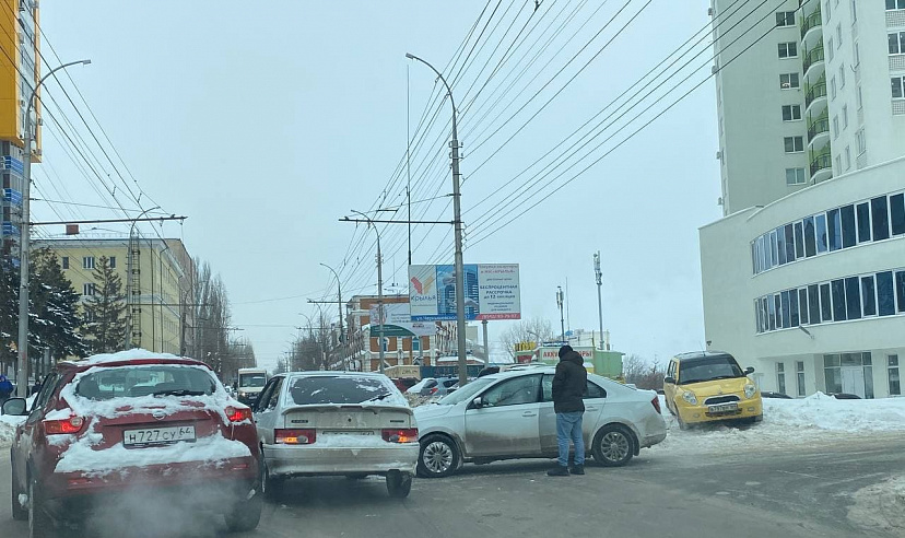 Столкновение легковушек спровоцировало серьезную пробку на Чернышевского