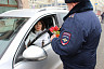 В Саратове автоинспекторы дарили женщинам цветы и читали стихи