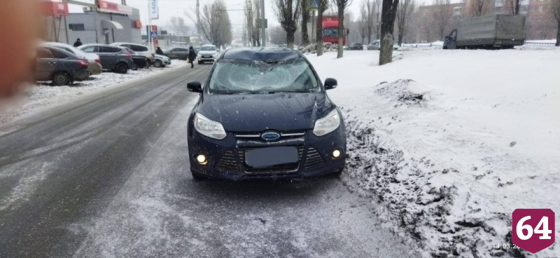 В Саратове пешеход телом разбил лобовое стекло иномарки