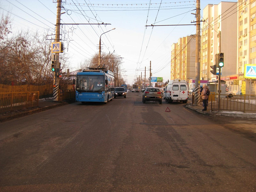 В Энгельсе кроссовер сбил 15-летнюю девочку