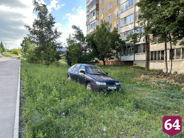 В Саратове автохам бросил машину в палисаднике