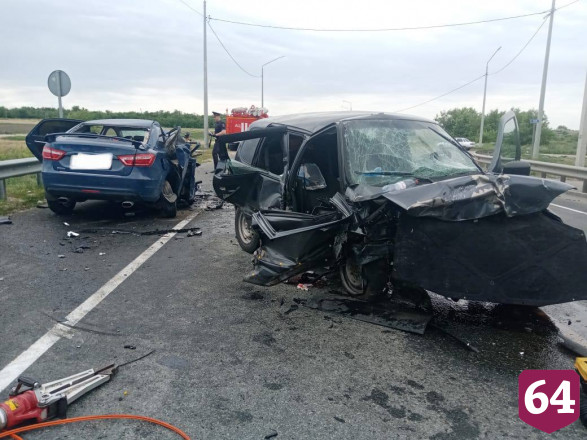 Водитель «Весты» погиб в аварии на трассе под Саратовом