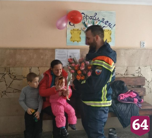 Женщины из Донбасса в Саратове плакали от цветов к 8 Марта
