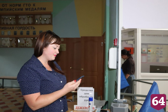Пожарные эвакуировали людей из колледжа под Саратовом 