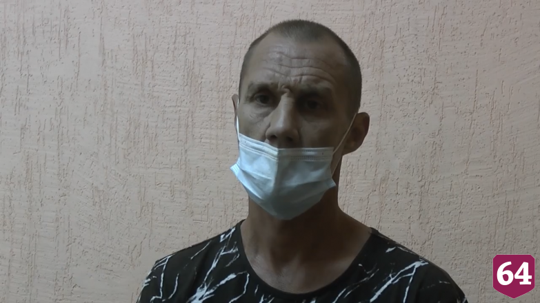 Грабитель сорвал с женщины золотую цепочку на остановке в центре Саратова