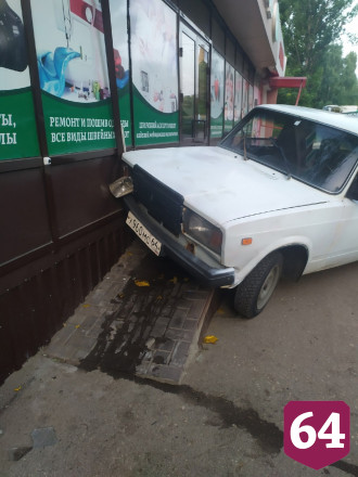 В Саратове водитель «Жигулей» врезался в аптеку и сбежал