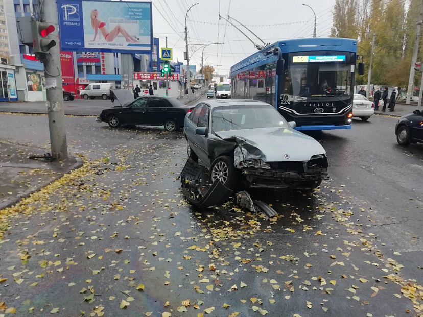 В ДТП на проспекте 50 лет Октября покалечился водитель «Приоры»