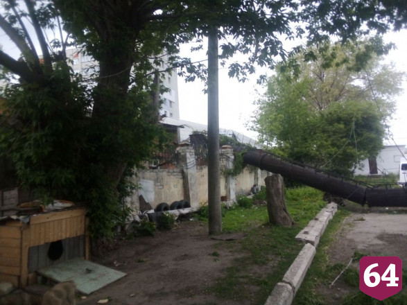 В Саратове рухнувшая труба повредила иномарку