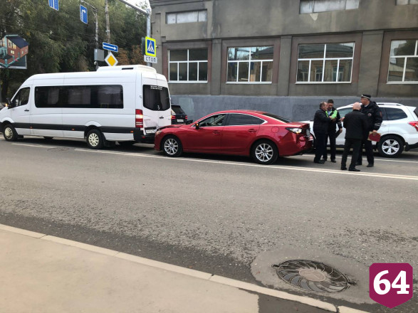 Иномарка протаранила микроавтобус в центре Саратова