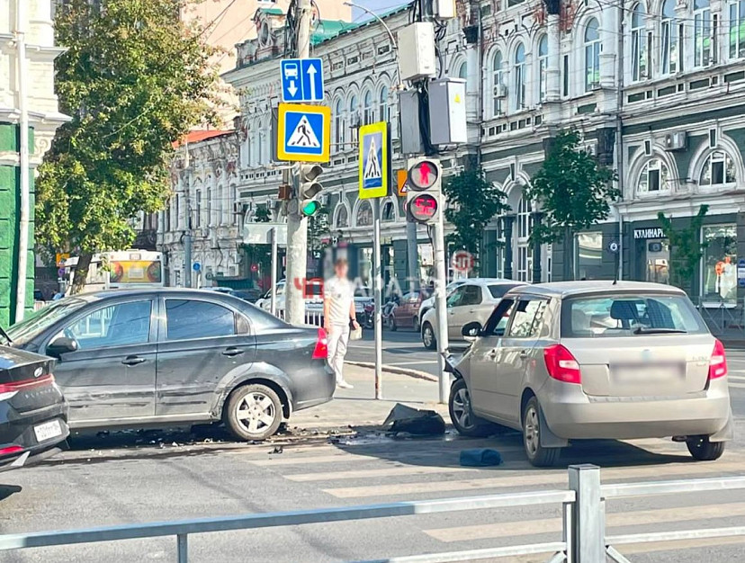 Авария с иномарками парализовала движение в центре Саратова