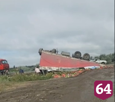 Под Саратовом опрокинулась фура с арбузами