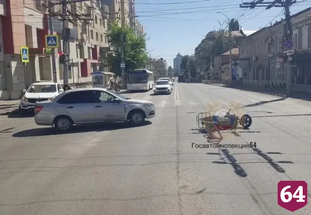 В центре Саратова курьер службы доставки попал в ДТП