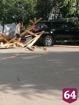 В Саратове крыша магазина «Красное и Белое» рухнула на две машины